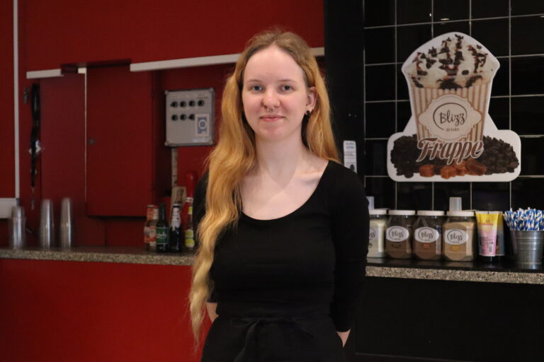 Gabriella Justine Alvær Johansen (22) er innflytter fra Hardanger, og har nå bodd til sammen sju år i Kongsvinger og Eidskog. På Bowling 1 Kongsvinger er hun ansatt på tredje året.