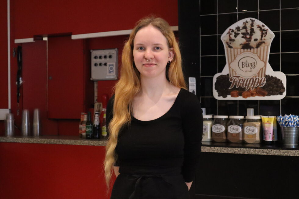 Gabriella Justine Alvær Johansen (22) er innflytter fra Hardanger, og har nå bodd til sammen sju år i Kongsvinger og Eidskog. På Bowling 1 Kongsvinger er hun ansatt på tredje året.