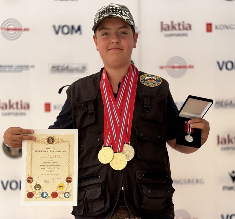 Nikolai Rico Hansen fra Kongsvinger var best av alle ungdoms- og juniorskytterne og vant Forsvarsforeningens ungdomsmedalje i tillegg til gull i øvelsen spesialpistol og sølv i øvelsen feltrevolver før han fredag også vant gull i finfelt.