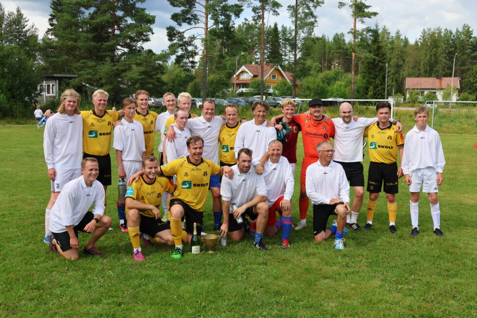 Etter kampen stilte alle spillerne opp til felles lagbilde.