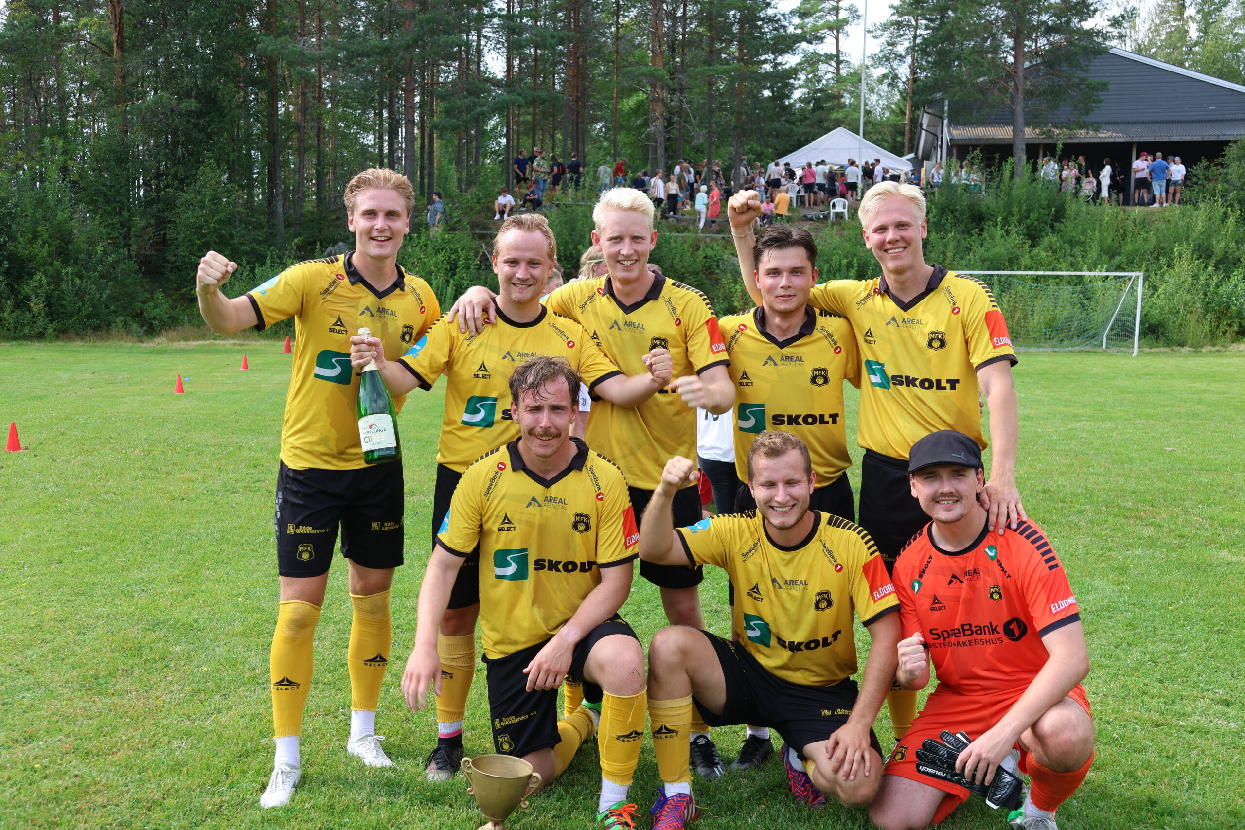 Mosse-gutta vant til slutt kampen 5-4 og fikk b&aring;de bobler og pokal i premie.