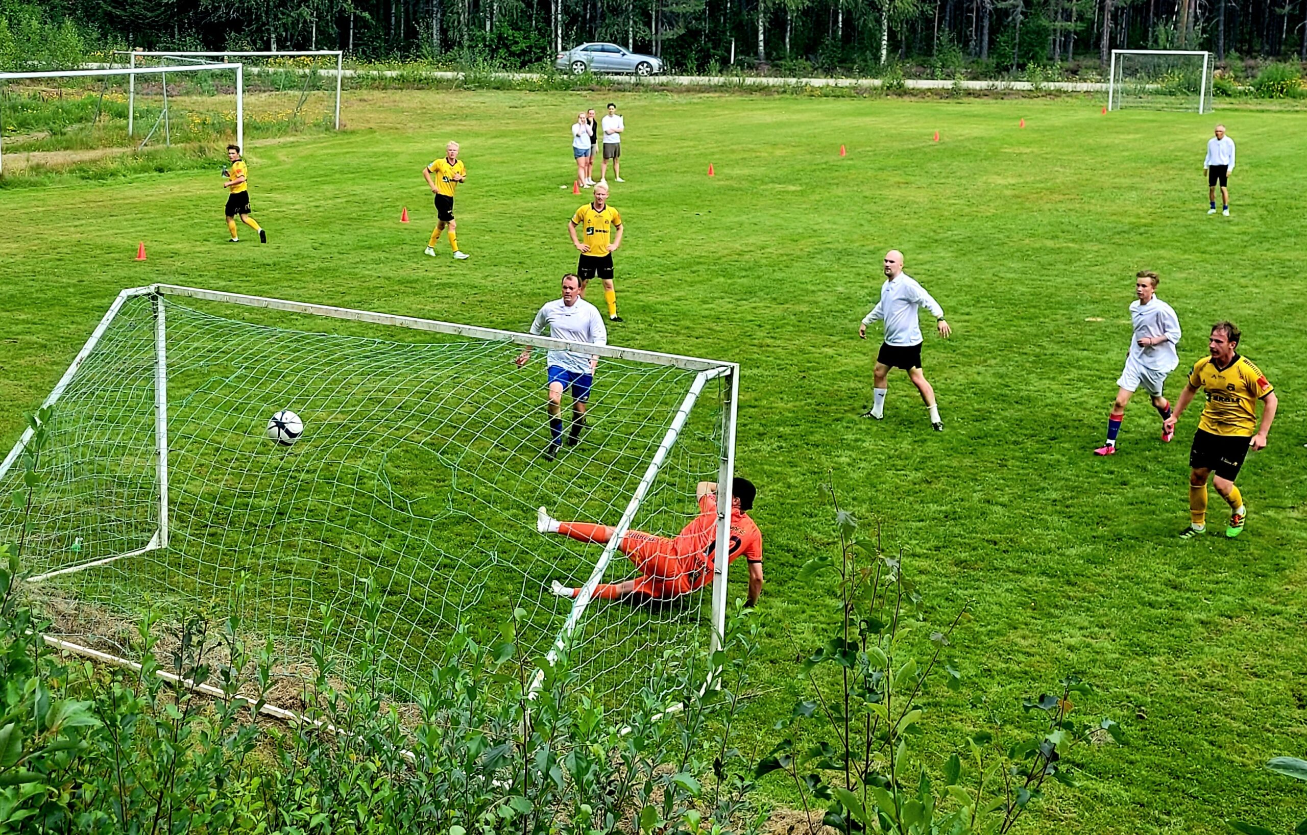 Hjemmelaget setter straffen som gjorde at det stod 4-4 i kampen kort tid f&oslash;r sluttsignalet skulle bl&aring;ses.