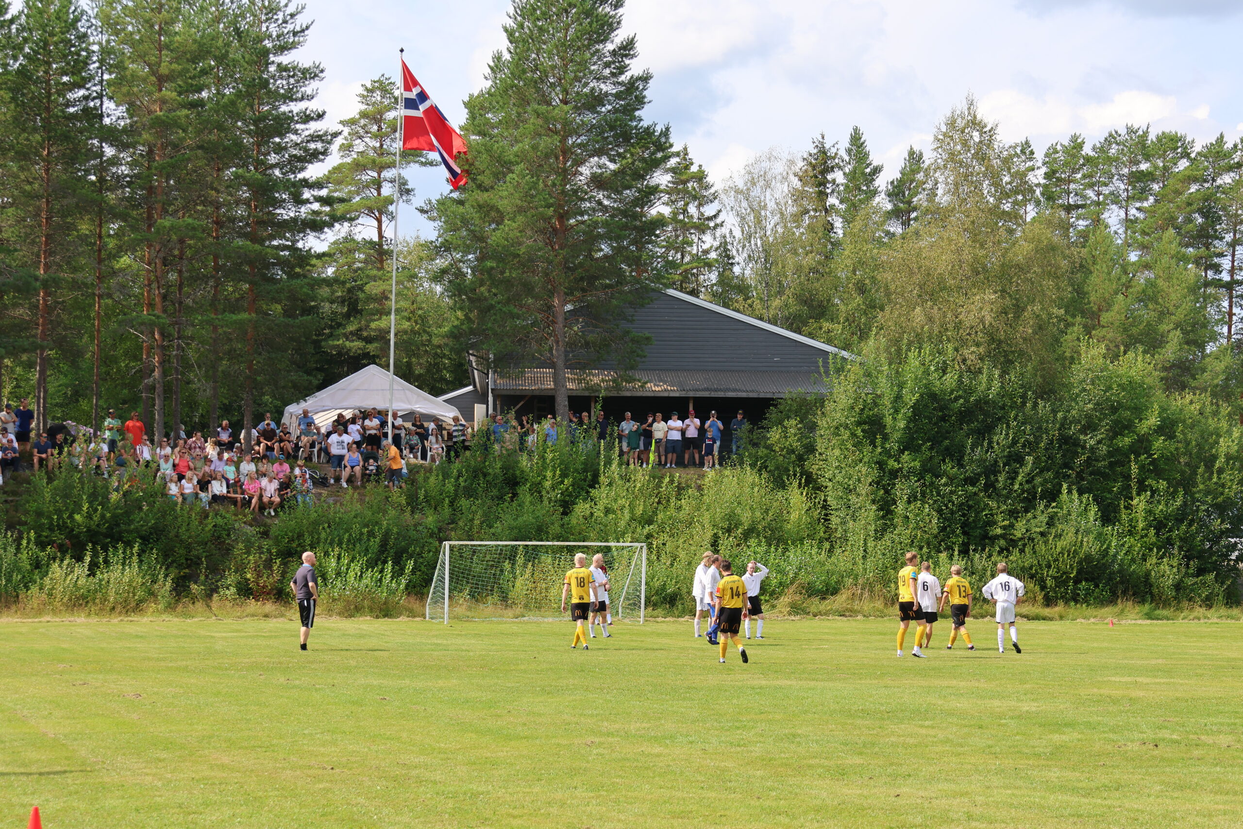 Mange tilskuere hadde m&oslash;tt opp for &aring; se fotballkampen som arrangeres p&aring; Lunders&aelig;ter-dagen.