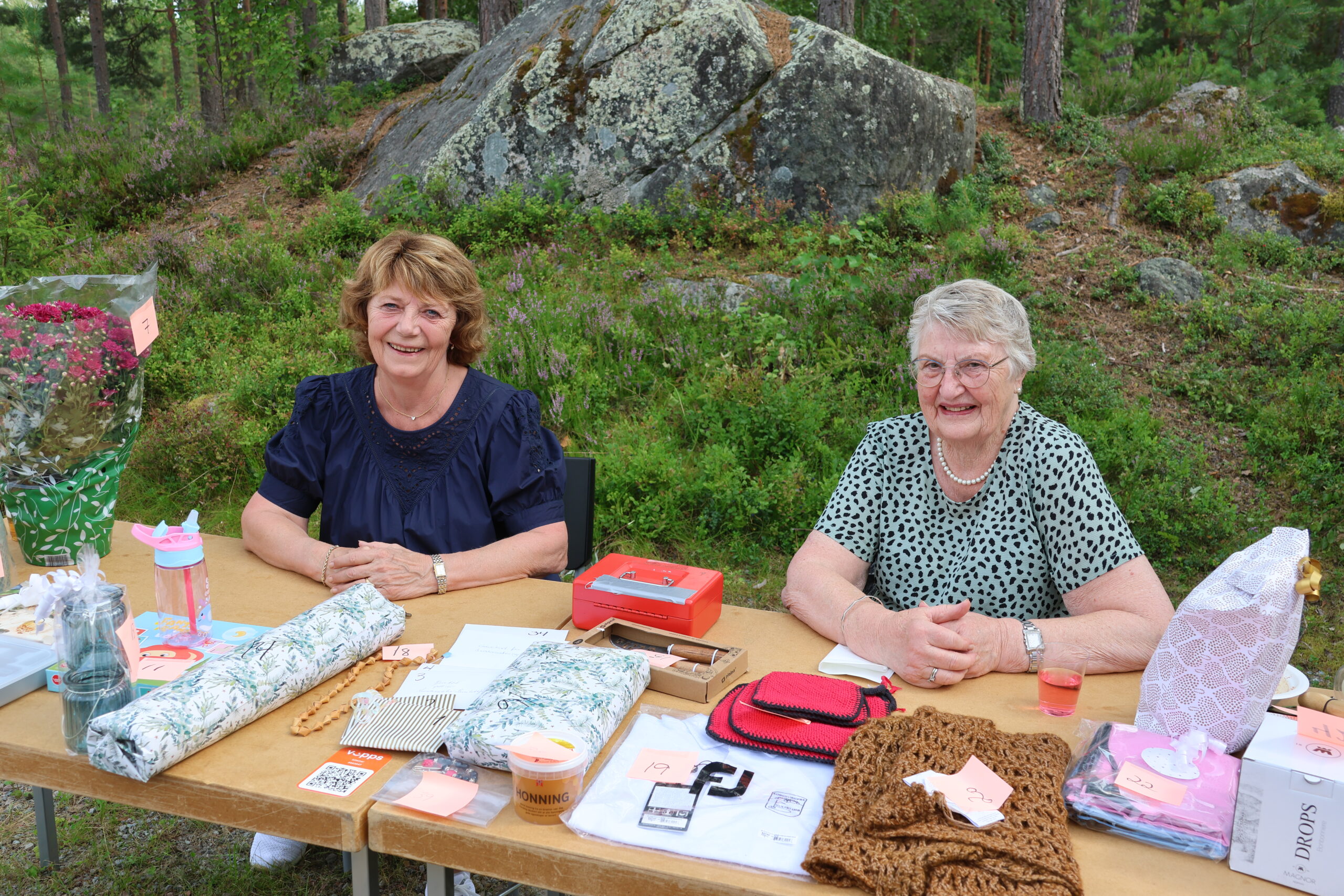 Wenche og Randi Aasen hadde ansvar for loddsalget p&aring; Lunders&aelig;terdagen l&oslash;rdag. De kunne fortelle om et veldig godt salg og at alle inntektene gikk til samfunnshuset.