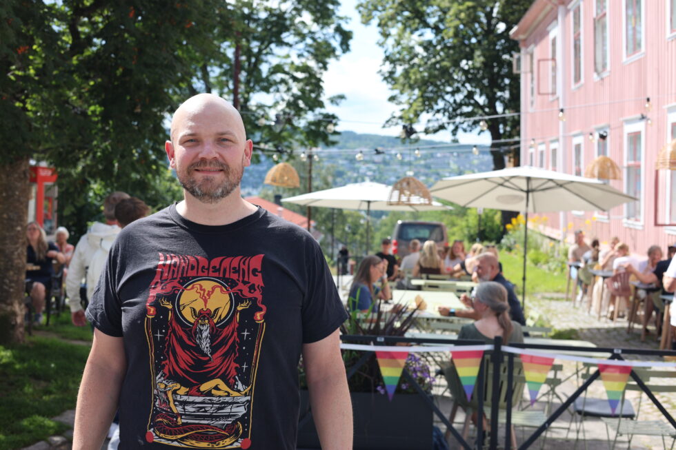 Styreleder i Vinger Blues & Rock, Mats Myrvold. Her utenfor Kafé Bohem som er et av stedene som har blitt med på prosjektet.