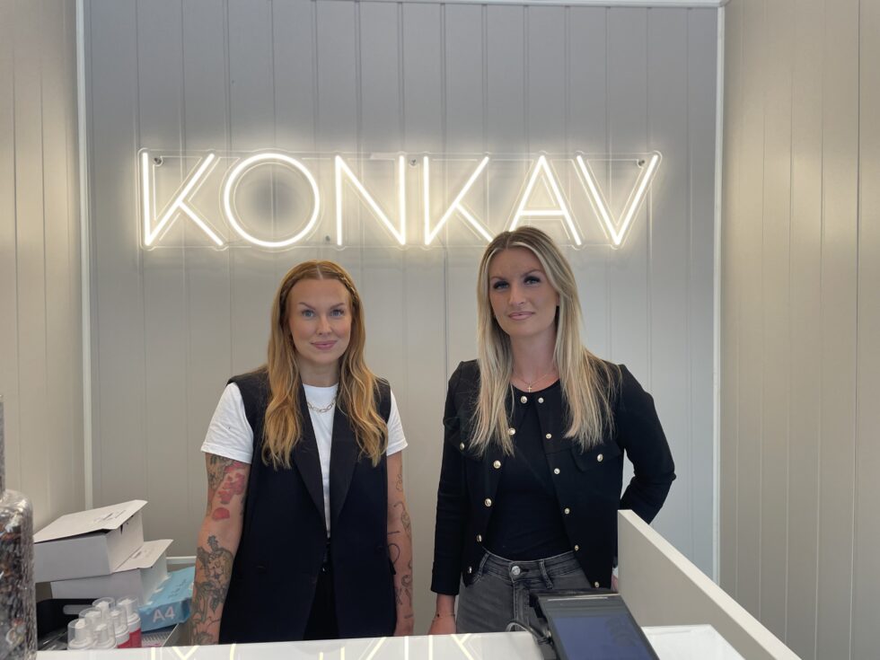 Juni Estelle Foseid og Lina Syvertsen driver frisørsalongen Konkav Atelier sammen.