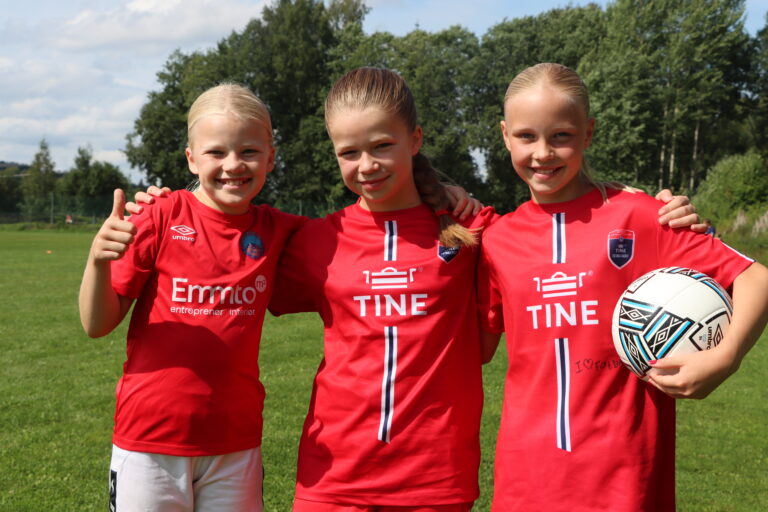 Julie Velten (11), Julie Wangen (10) og Olivia Marie Bakken (11) har vært med på TINE fotballskole flere ganger.