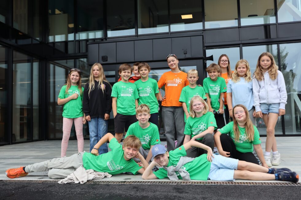 Bak fra venstre: Sofie Erlingsen, Olivia Bjor Meier, Jakob Myrvold-Brun, Bo Jullum, Oliver Høglund (bakerst mellom Jakob og Bo), kursleder Elise Zhang, Johan Billit, Henrik Myrvold-Brun, kursleder Sepideh Zamanian, Oda Hveberg Nytrøen og Alma Johanne Jonassen. Foran fra venstre: Eirik Theodor Bakken (ligger på bakken), Julian Karlsen Lien, Eirik Sunde-Foss (ligger på bakken), Marielle Eriksen Østbol, Karen Rekstad Skogrand.