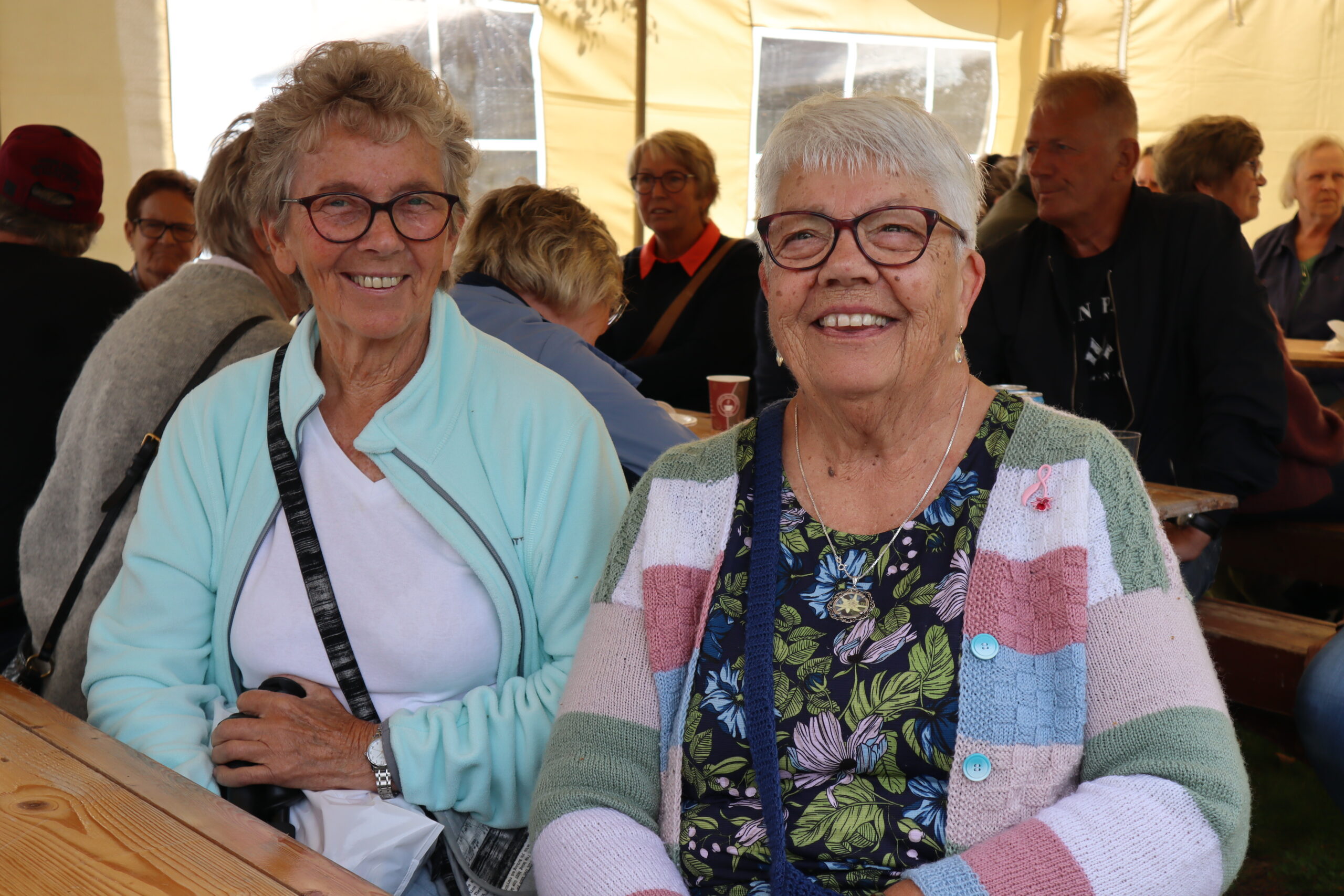 Mary Hansen (t.v.) og Solveig Enderud koste seg p&aring; Austmarka-marken.