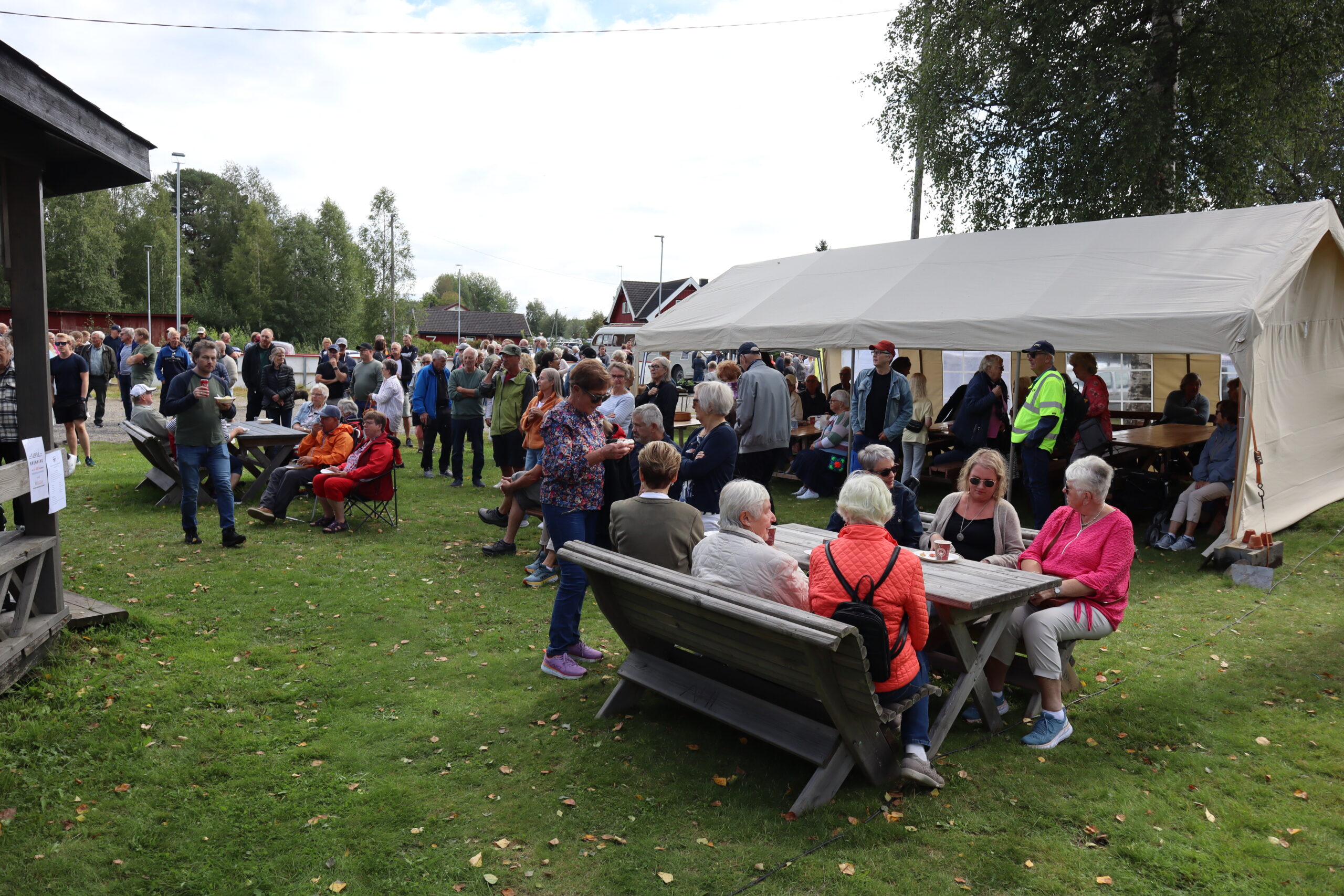Det bugnet av folk som koste seg med musikk, mat og veteranbiler p&aring; Austmarka-marken p&aring; l&oslash;rdag.