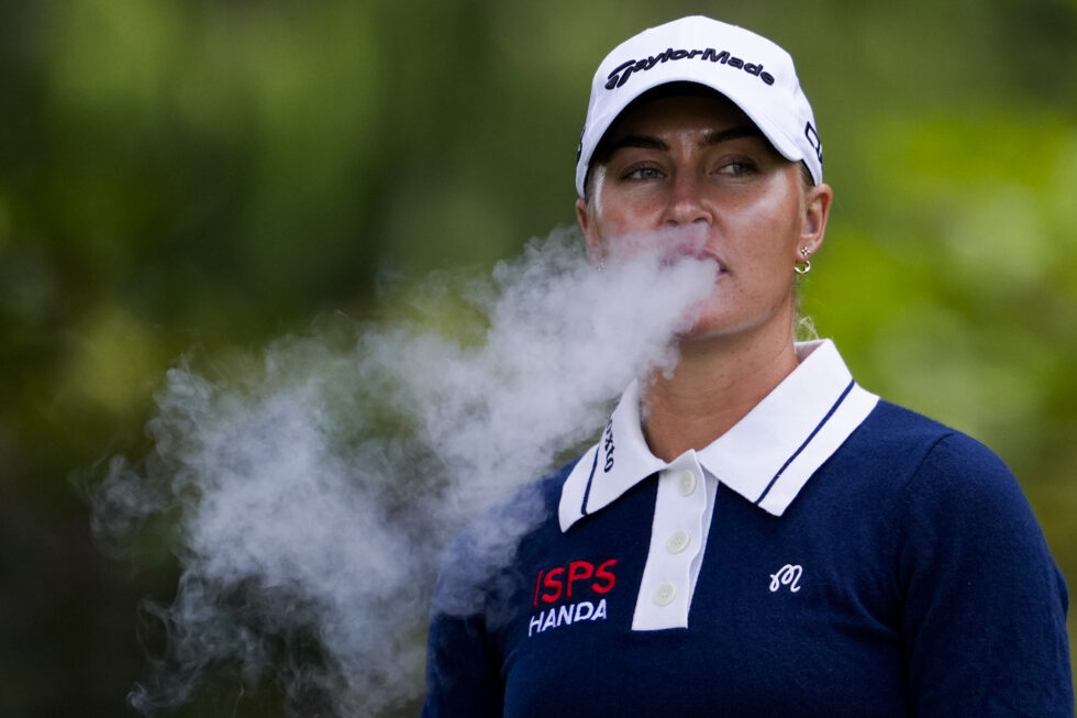 E-sigaretter er blitt mye mer vanlig og synlig, og ikke lenger sett på som et røykeavvenningstiltak. Her vaper sportslig rollemodell og golfspiller Charley Hull fra England mens hun venter på å slå ut fra hull 5 i en PGA-turnering i Washington i juni.