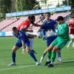 Søndag kveld ble det 1-1 mot Lyn på Gjemselund. KIL's kaptein Adem Güven, her i duell, sier det er tøft å slite med å snu motgang til medgang.