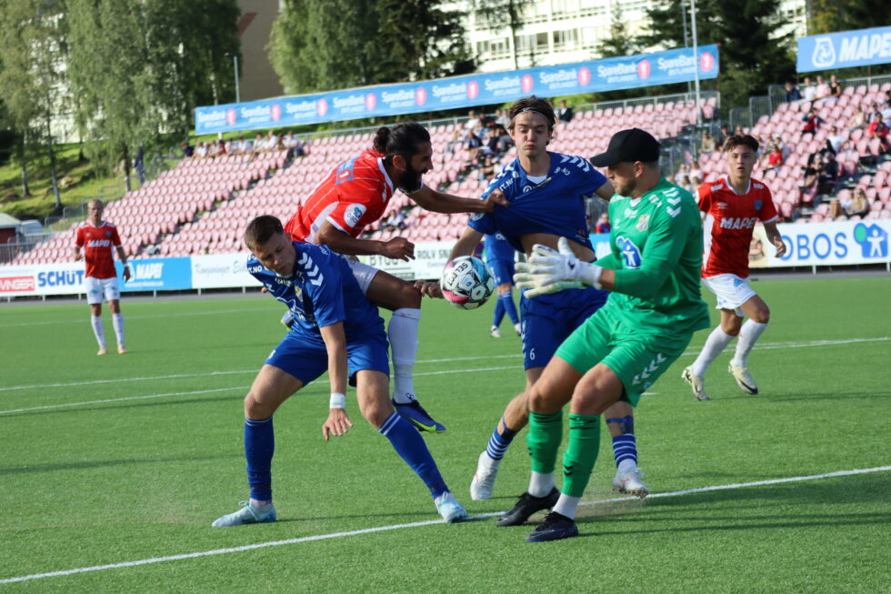 Søndag kveld ble det 1-1 mot Lyn på Gjemselund. KIL's kaptein Adem Güven, her i duell, sier det er tøft å slite med å snu motgang til medgang.