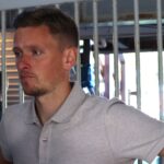 KIL-kaptein Adem Güven ble liggende etter en duell. Lyn-keeper Alexander Pedersen følger med.