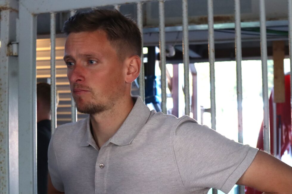 KIL-kaptein Adem Güven ble liggende etter en duell. Lyn-keeper Alexander Pedersen følger med.