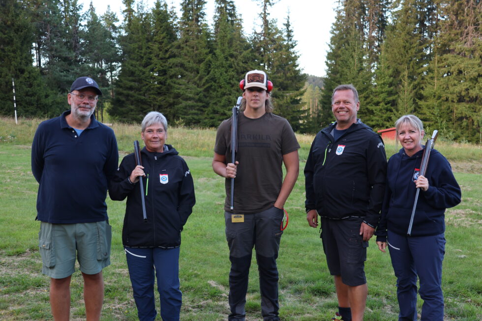 Frode Kristiansen, Heidi Kristiansen, Sivert Skjæret, Øystein Hagen og Anita Hagen i Kongsvinger Jeger og Fiskeforening ønsker at flere skal bli med på leirdusskyting.