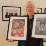 – Jeg er veldig hypp på det! Jeg har jobba i pressen i 30 år vet du, så jeg er PR-kåt, fleiper fotografen Lisbeth A. Chumak når Mitt Kongsvinger spør om hun vil stille opp på et bilde. Her viser hun frem noen av sine fotografier, som blir å se på utstillingen.