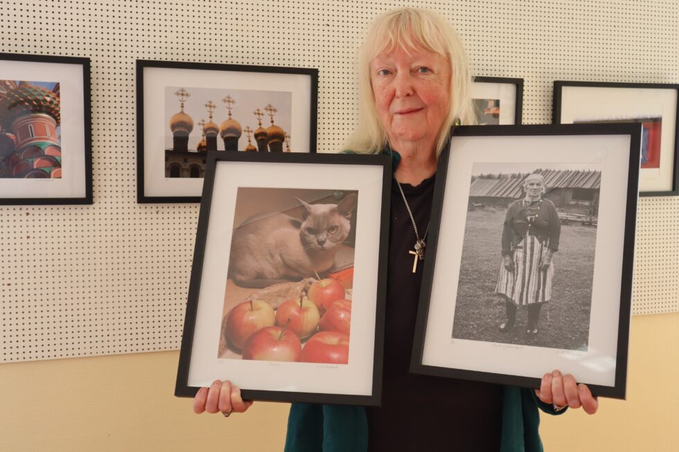 – Jeg er veldig hypp på det! Jeg har jobba i pressen i 30 år vet du, så jeg er PR-kåt, fleiper fotografen Lisbeth A. Chumak når Mitt Kongsvinger spør om hun vil stille opp på et bilde. Her viser hun frem noen av sine fotografier, som blir å se på utstillingen.