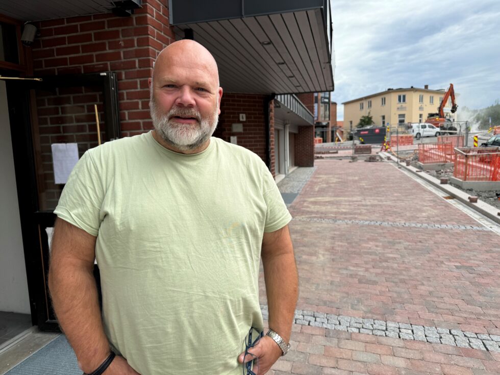 Lasse Løvlie i Kongsvinger Musikksenter ser at fortauet utenfor butikken hans i Brugata snart er ferdig lagt.