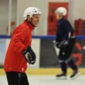 Daglig leder i KIL ishockey og keepertrener for sesongen, Jan Christer «Chirre» Eriksson var godt fornøyd med å komme seg ut på isen igjen. — Foto: Vegard Lien Bønøgård