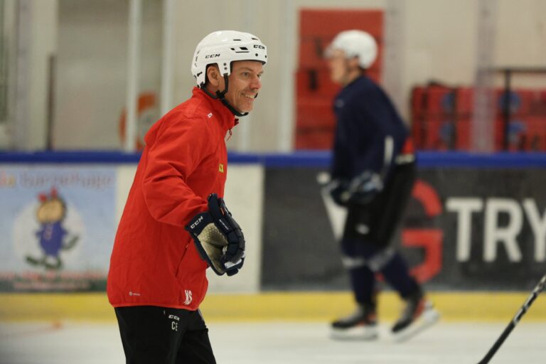 Daglig leder i KIL ishockey og keepertrener for sesongen, Jan Christer «Chirre» Eriksson var godt fornøyd med å komme seg ut på isen igjen. — Foto: Vegard Lien Bønøgård