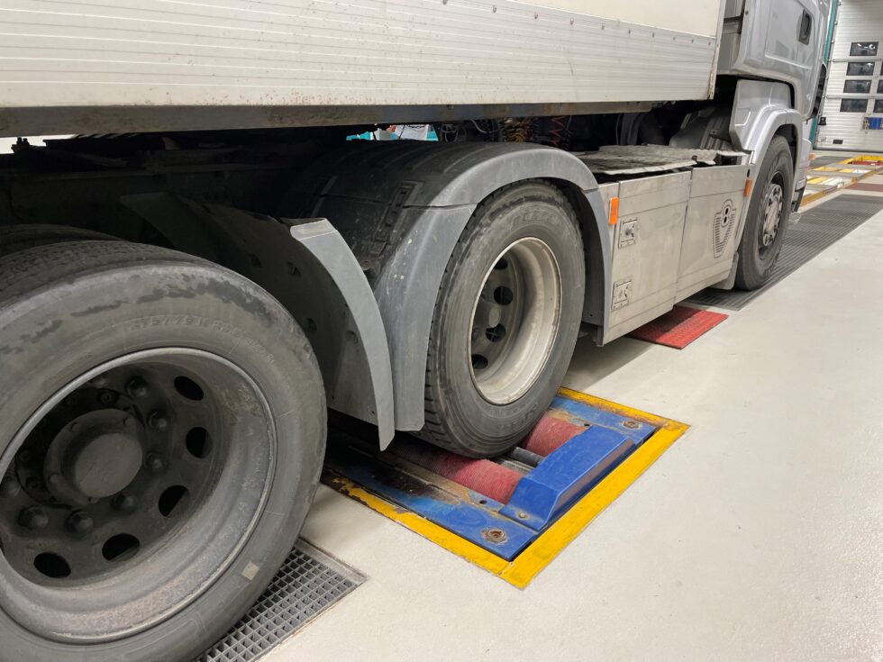 Denne lastebilen fikk bruksforbud på grunn av feil på bremsene.