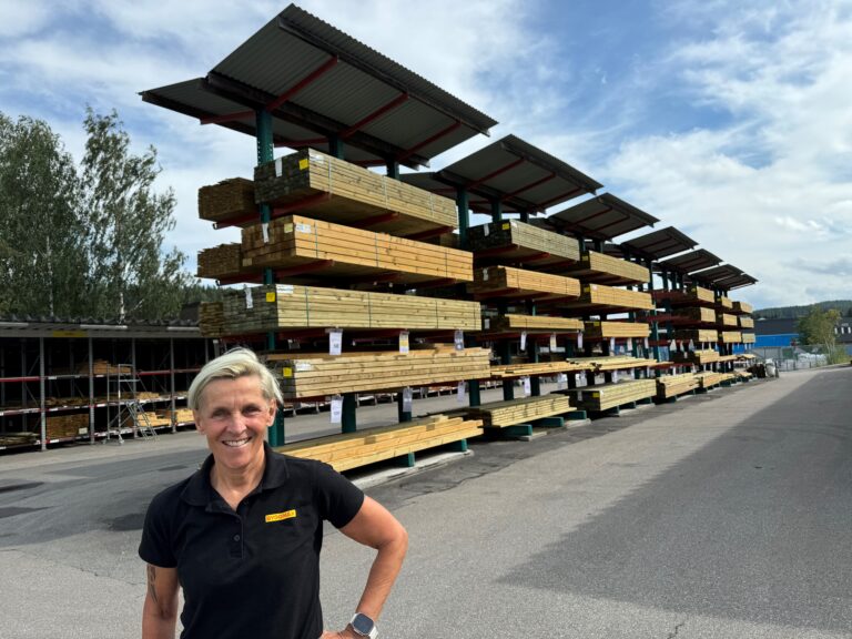 Signe Solvang er ny daglig leder hos Byggmax på Rasta. - Du er ikke garantert å få ny jobb i min alder, sier 62-åringen