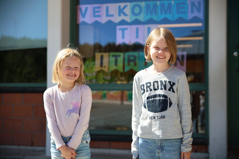 Ebba Marie Olsen-Bangsund og Henny Azora Olsen-Bangsund er spente på årets skolestart.