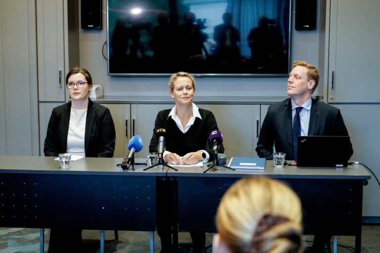 Margrethe Gudbrandsen (t.v.) kommunikasjonsdirektør, Tina Søreide konkurransedirektør og Magnus Reitan i konkurransetilsynet orienterer om beslutningen i en etterforskningssak på en pressekonferanse i Oslo onsdag.