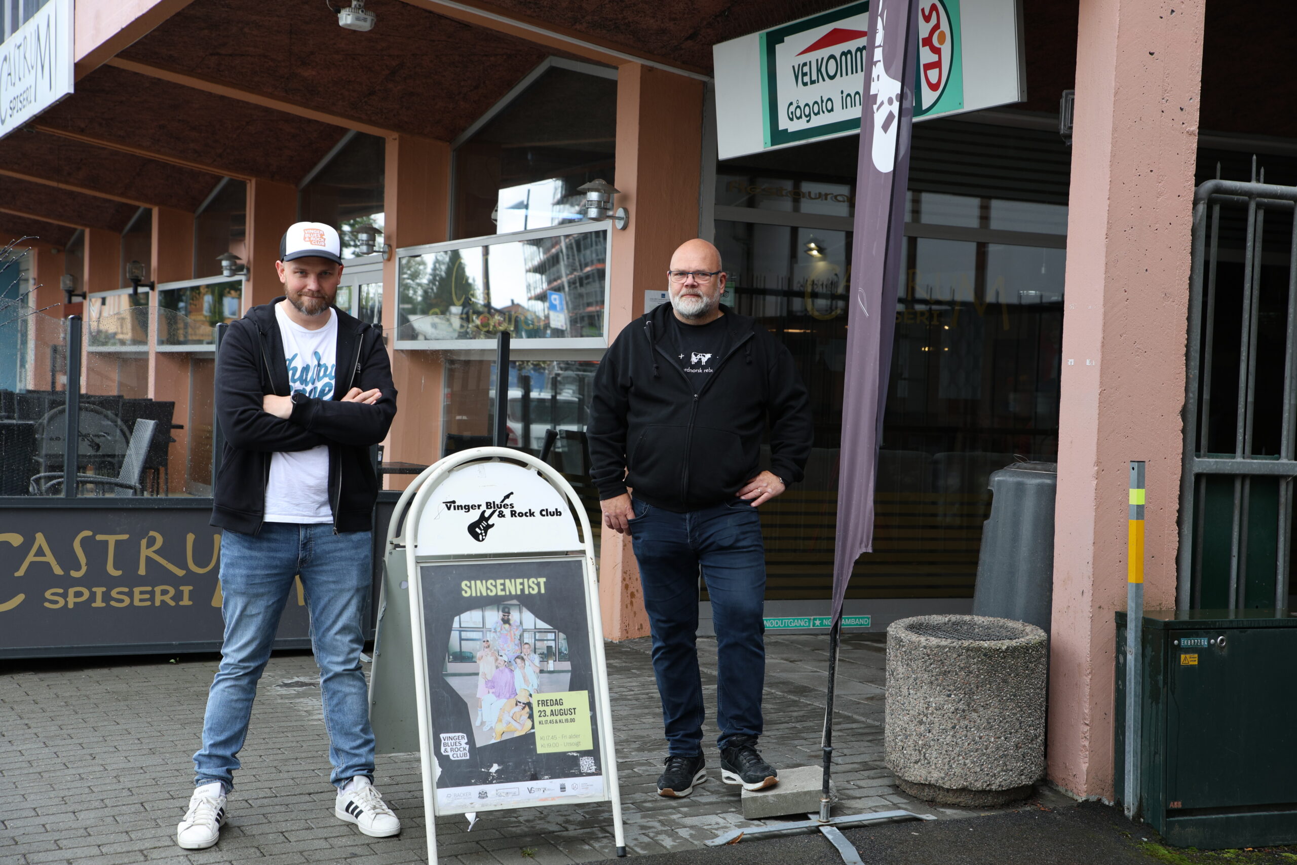 Styreleder Mats Holt Myrvold og Lasse Løvlie er glad for å komme i gang med sesongen igjen på Vinger Blues & Rock.