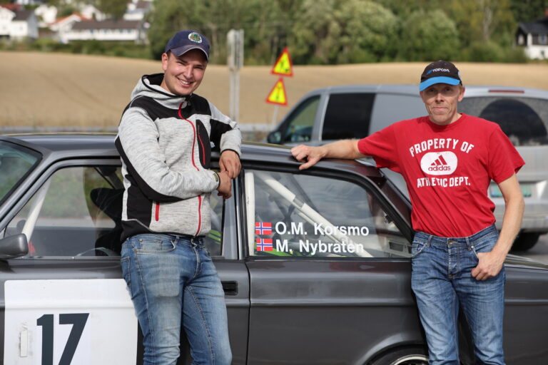 Nå har Ole Morten Korsmo, den tidligere Norgesmesteren, kjøpt seg en egen rallybil igjen. Med seg hadde han stesønnen Markus Nybråten som kartleser.