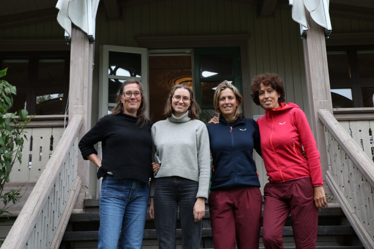 Mona Holm og Ellinor Maurstad ved kvnnemuseet syns det var stas å ha de to italienske syklistene Linda og Silvia.