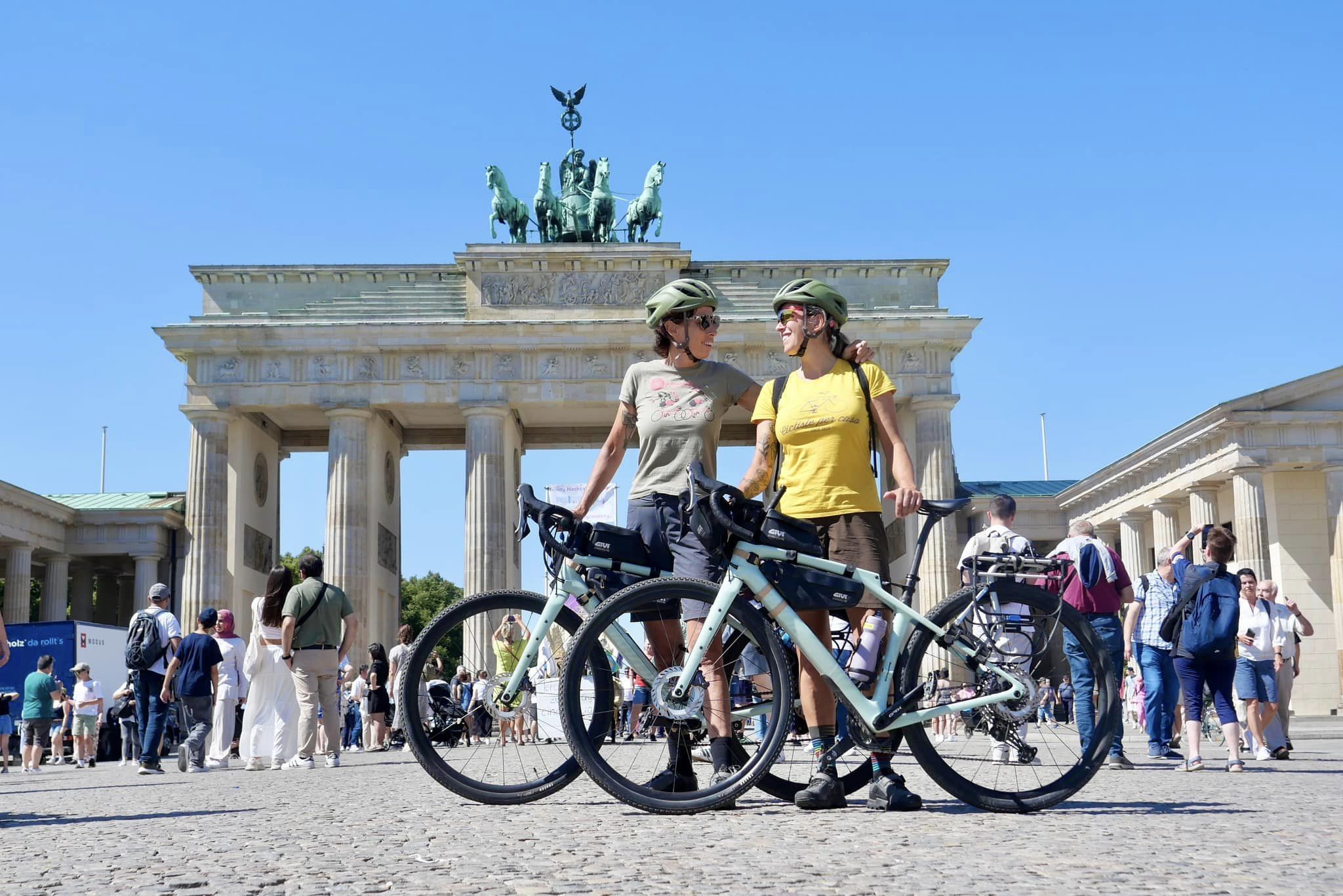 Gjennom Europa har de to italienske syklistene delt sin reise på sosiale medier.