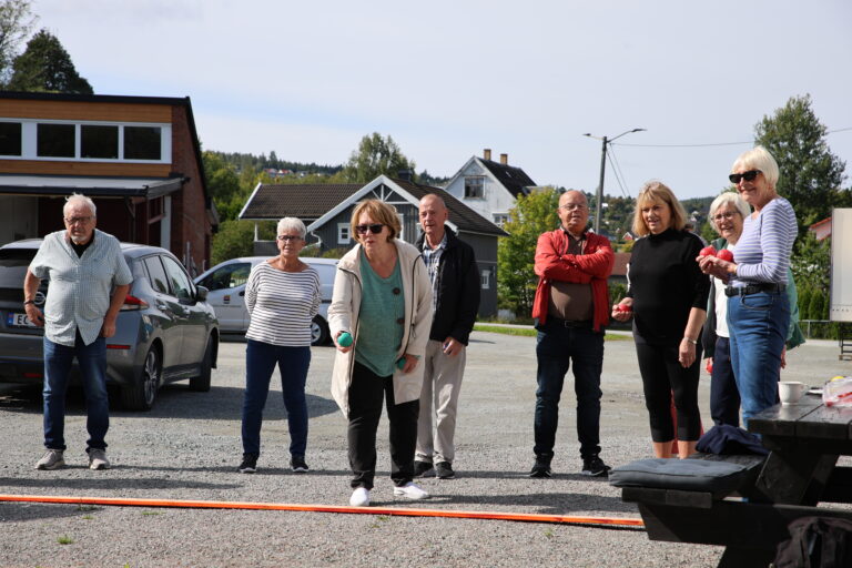 Konkurranseinstinktet var det ikke noe å utsette på da de besøkende fikk prøve seg i lagkonkurranse fordelt på tre lag i boccia.