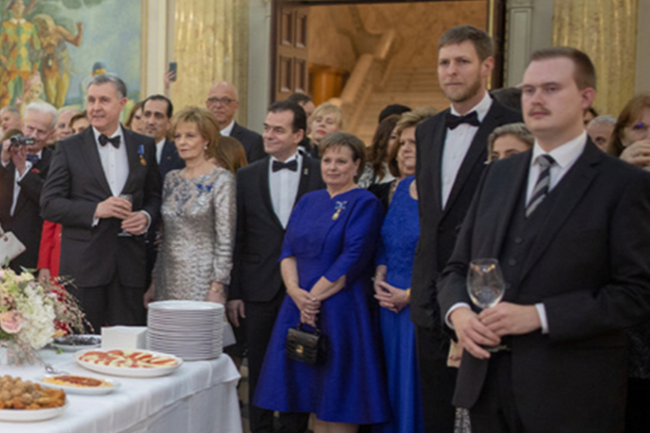 Romania 2020. F.v. Prins Radu, Kronprinsesse Margaretha, statsminister Ludovic Orban, Prinsesse Sophie, Prinsesse Elena, Kronprins Leka av Albania og Oskar Aanmoen.