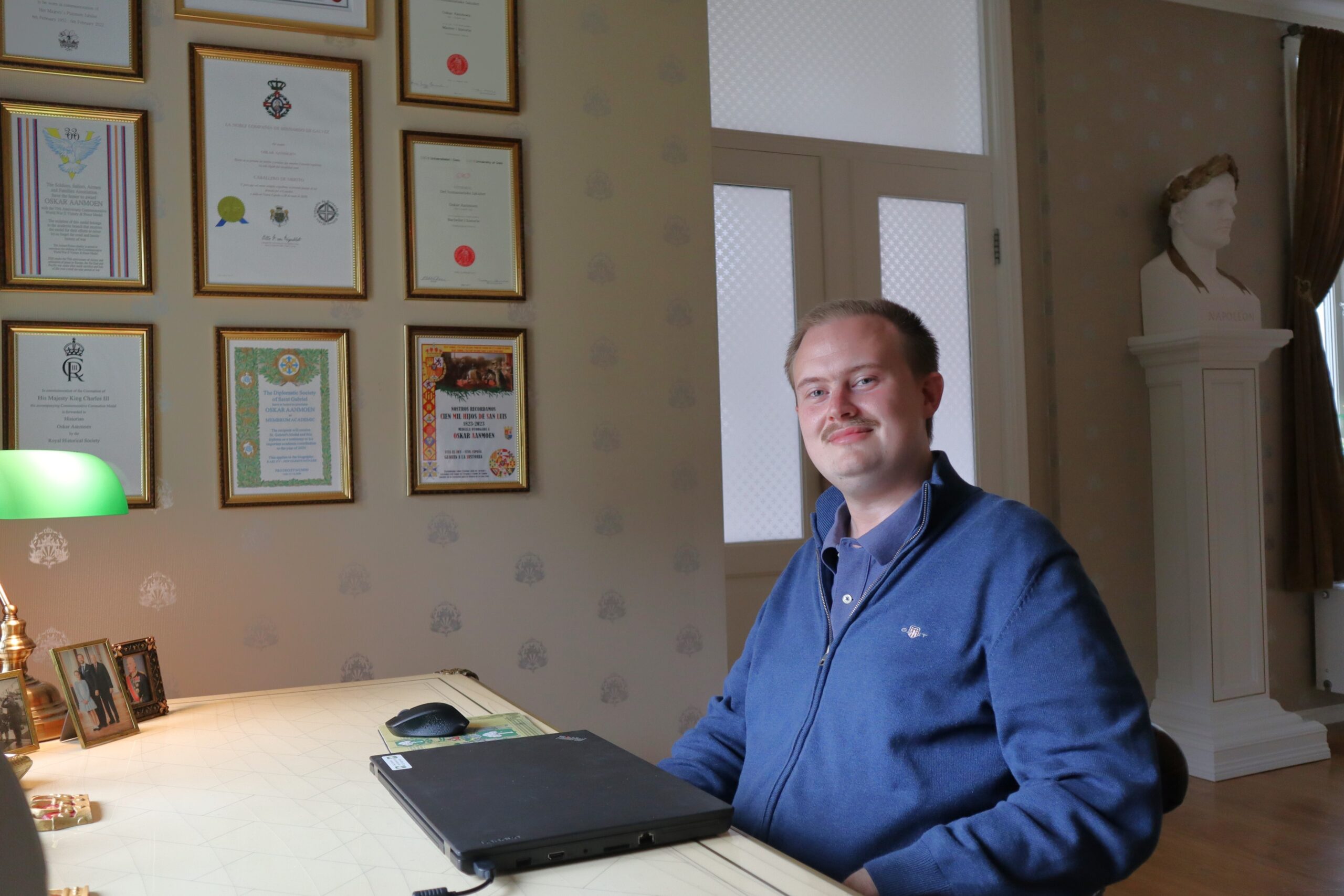 Det er på kontoret Oskar tilbringer mest tid, og etter å ha tatt med tekoppen inn på morgenen er det der han blir stort sett resten av dagen. Det britiske skrivebordet i fransk stil fra slutten av 1700-tallet er plassert foran vinduet, og det er det en grunn til. – Nå som jeg har utsikt og ser noe annet enn en blokk, så vil jeg ha utsikten inn. Derfor har jeg heller ikke gardiner i stua. Er det én ting jeg vil med dette huset her, så er det å få utsikten og lyset inn.