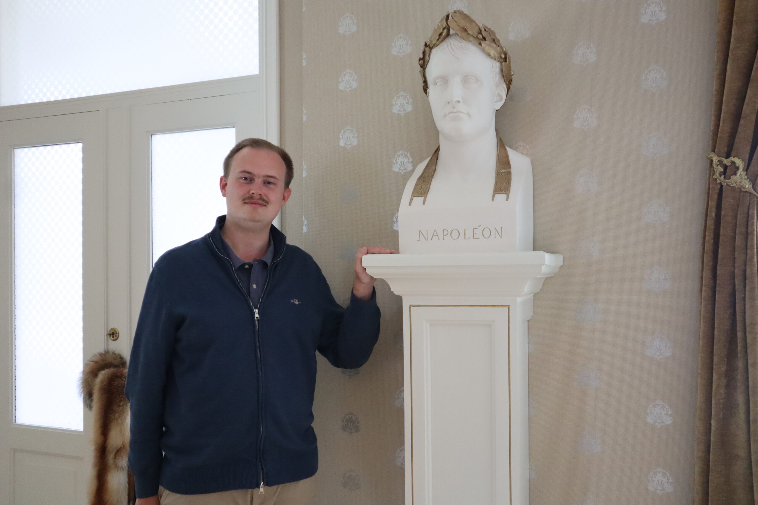 Napoleon hogget ut i marmor og gullbelagt: Når Oskar får besøk av små slektninger leker de en lek; Hvor mange Napoleon’er finner du i dette rommet?