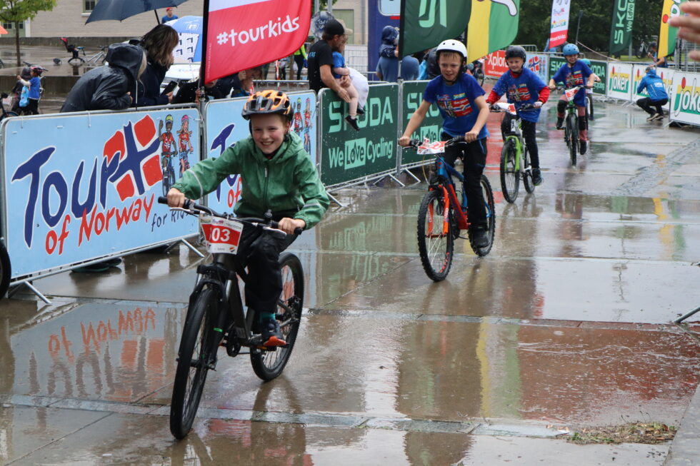 I pøsende regnvær gikk Tour of Norway for kids av stabelen på Rådhusplassen torsdag kveld.