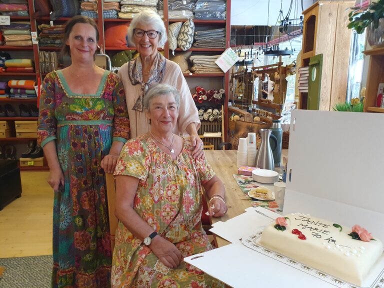 De blide damene hos Tante Marie koser seg med en ekstra hyggelig markering fredag. Forretningen fyller 70 år, og tantene byr på kake og kaffe til alle som kommer innom. Bak fra venstre: Kjersti Støve og Elisabeth Andreassen. Foran: Jorunn Støve.