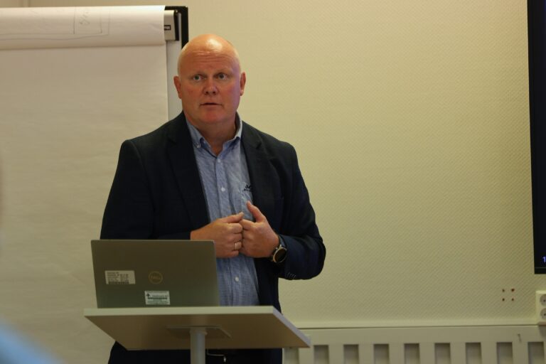 Kommunedirektør Lars Andreas Uglem legger frem tall som viser et underskudd på 47 millioner kroner hittil i år.