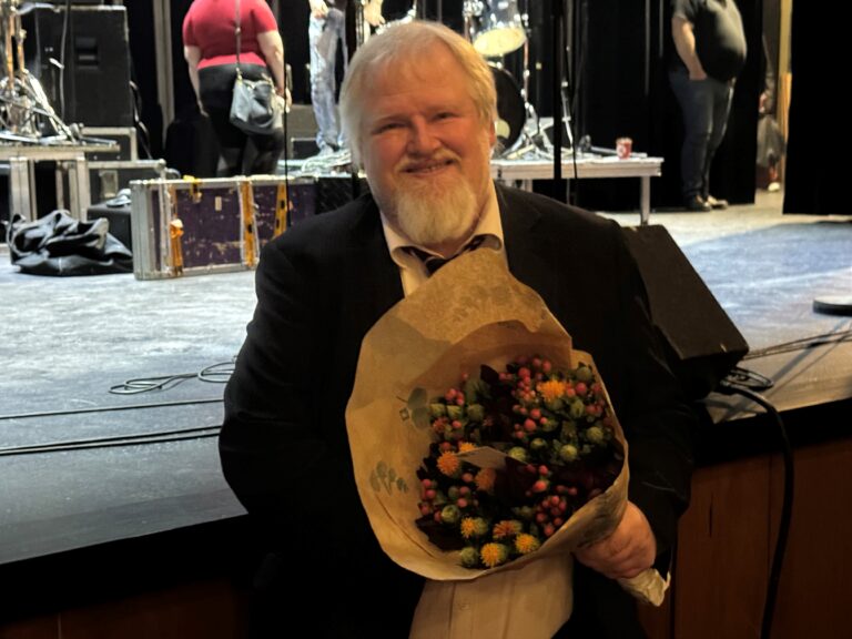 Pål Erik Berntsen og Radio Kongsvinger fikk lovord og blomster fra Kongsvinger-ordføreren, Elin S. Bjørkli, da radioen feiret 40 år søndag