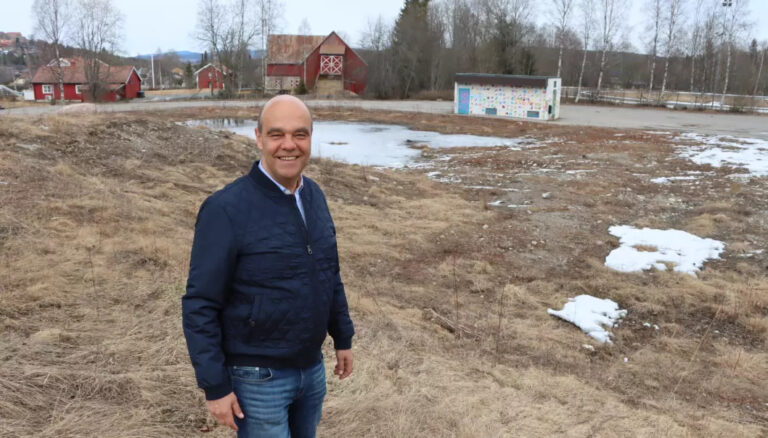 April 2022: Odd Henning Dypvik, administrerende direktør i KOBBL, viser frem området på Holt hvor det skal bygges ut. Nå er planene justert