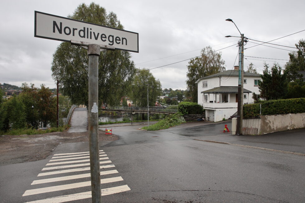 I krysset mellom Jernbanegata og Gamle Bæreiavegen er det ikke lenge siden asfalten ble lagt.
