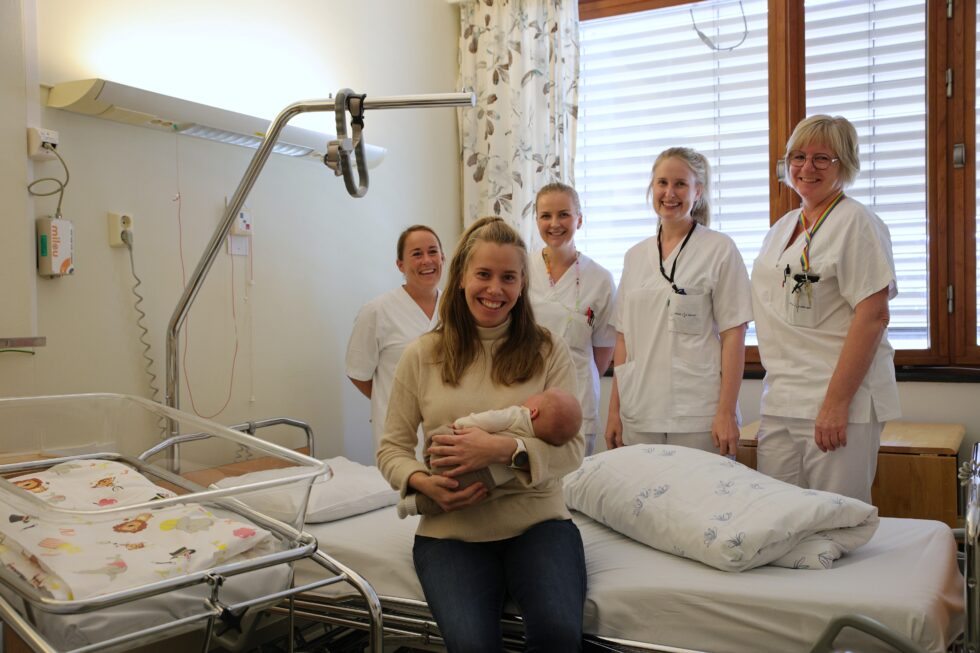 Aina Myrvold fødte sønnen sin Edvin i august på Kongsvinger sykehus. Bak henne står jordmor Hanna Hvaal Trøftbråten, Thea Melby Lind, lege Keely Mullally og seksjonsleder Inger Lise Kindsbekken.
