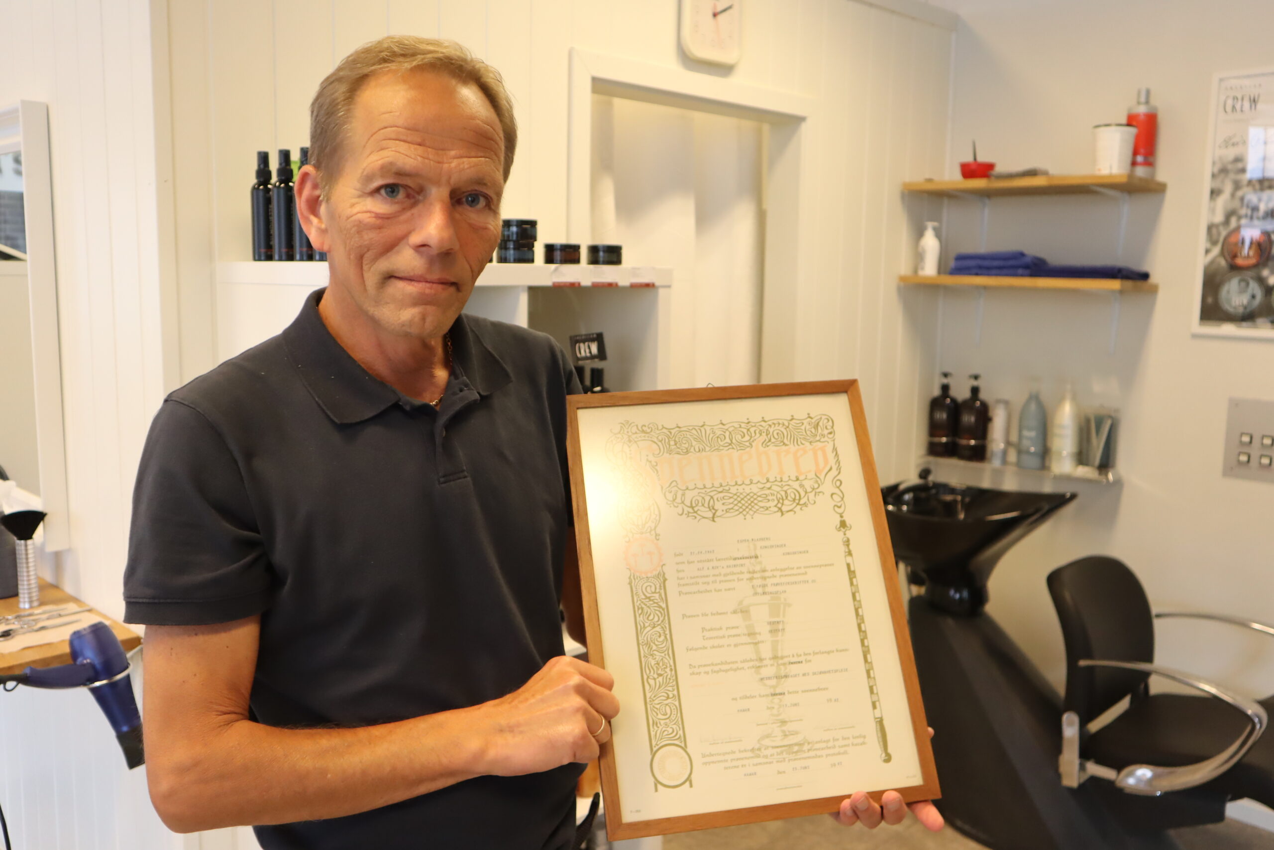 Espen Fladberg tok svennebrevet som herrefrisør i 1982. I årene siden har han selv bedømt andres svenneprøver da han satt i prøvenemda for herrefaget.