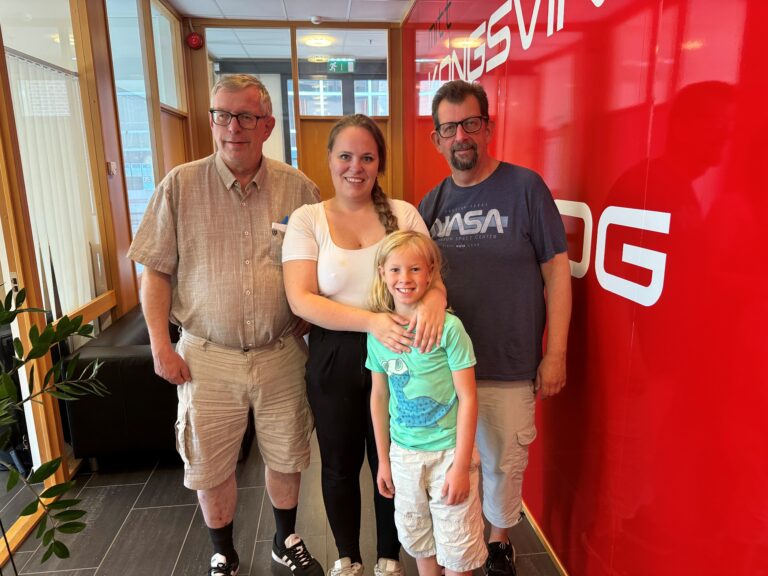 Maja Strand forteller om Silppu-festivalen på Øyermoen. Her med sønnen Alfred Olav Jonsson (8) og Kulturstreif-vertene, Øyvind Roos og Lars Ovlien.