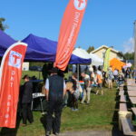 Festivalgata med salgs- og informasjonsboder var godt besøkt. .