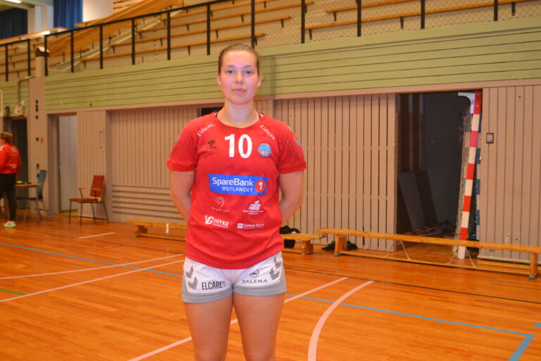 Julia Pedersen ble toppscorer med åtte mål for KIL Håndball i sesongens første bortekamp.