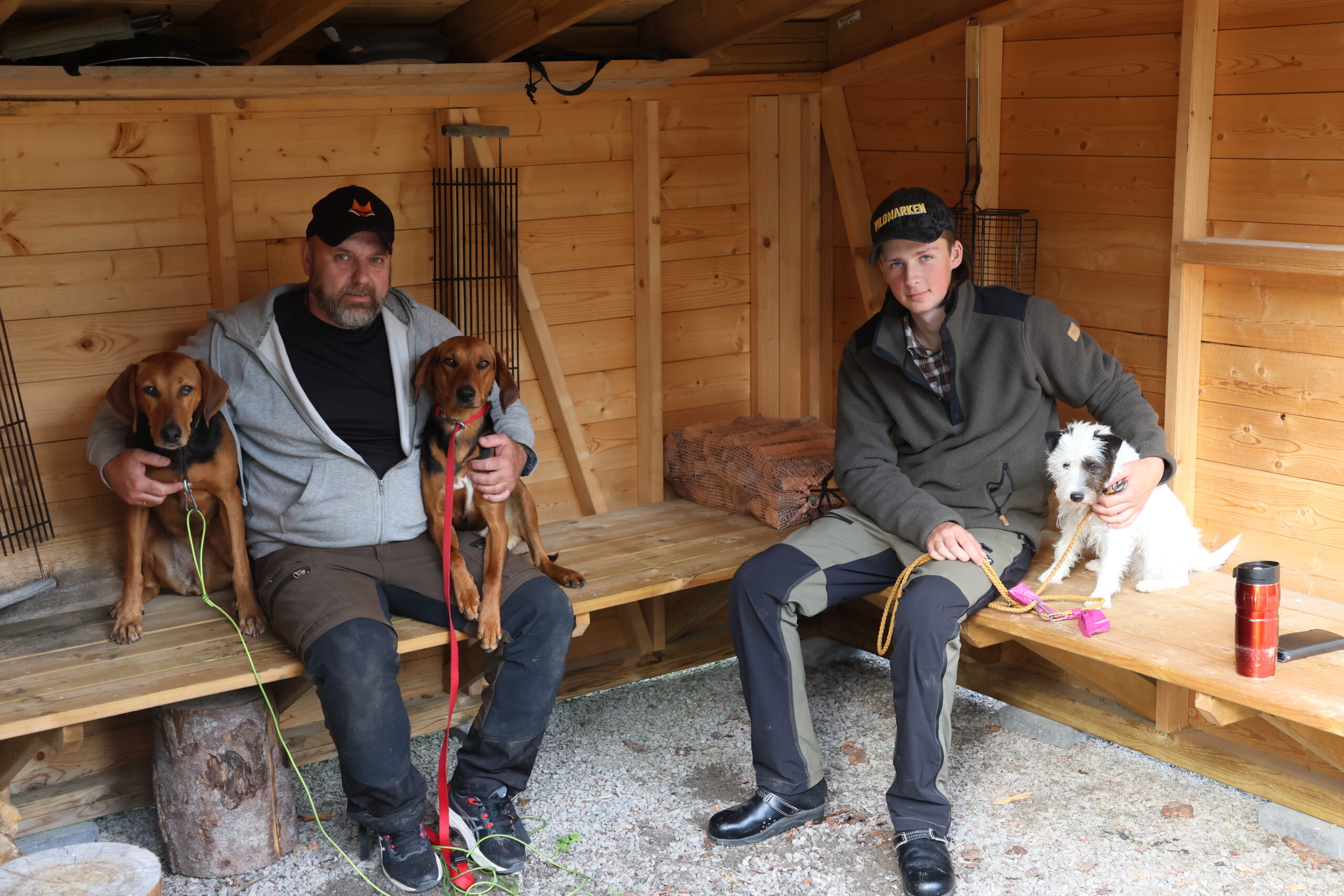 Jonas Høiby med støverne Trixie og Doris og sønnen Tor Isak Høiby med terrieren Ester forteller om hva det er med jakt som er så fascinerende.