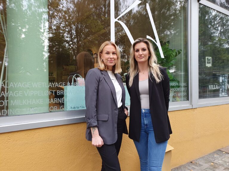 Juni Estelle Foseid og Lina Syvertsen ved frisørsalongen Konkav Atelier advarer salongens kunder om å utgi personlig informasjon eller foreta noen betalinger over telefon.